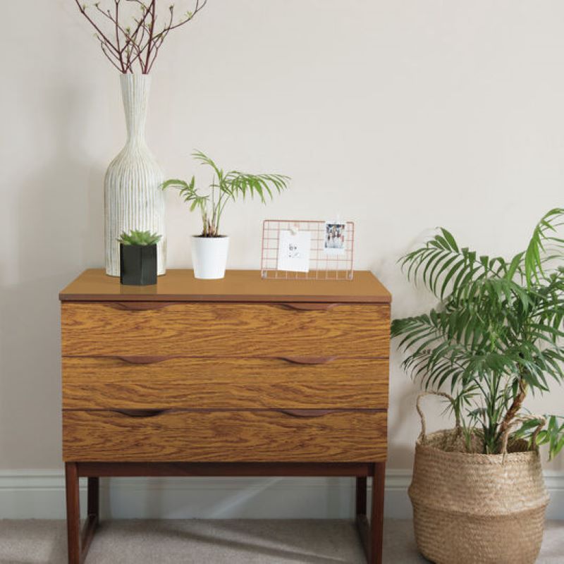 Selvklæbende folie eg mørk